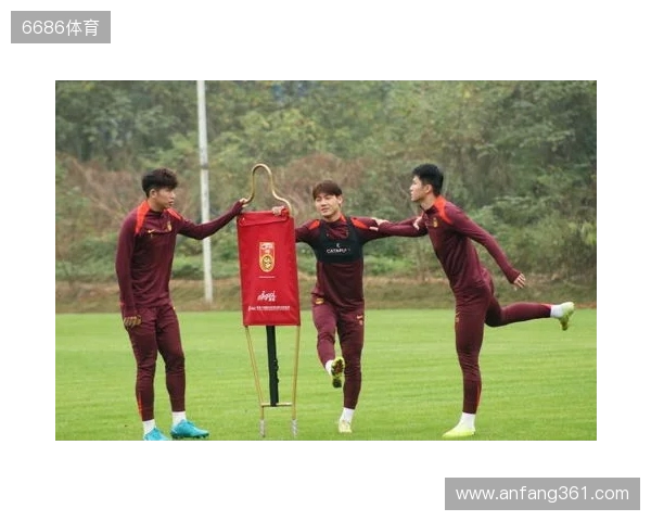 邵佳一探班U22国足重逢老友 9人归来鲁沪新星伤退